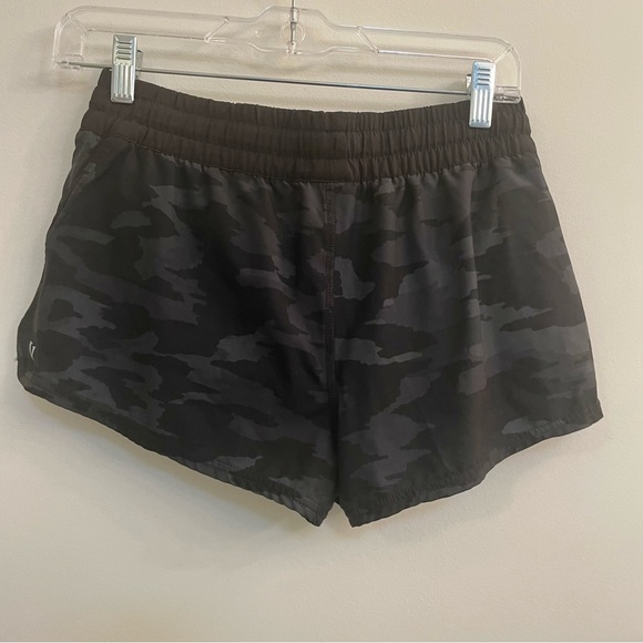 Vuori Women’s Clementine Short in Black Camo Size: Small - Picture 7 of 10